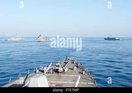 Mer Méditerranée (nov. 13, 2013) - De gauche à droite, les navires turcs TCG Giresun (F 491), TCG Akar (A-580), et TCG Gelibolu (F 493) tentative de bloquer la classe Arleigh Burke destroyer lance-missiles USS Stout (DDG 55) de passer à travers comme ils participent d'un exercice de manœuvre à grande vitesse. L'événement fait partie de l'exercice 2013 Dogu Akdeniz, hébergé par, commandant de la flotte turque d'appuyer les efforts d'interopérabilité. Stout, homeported à Norfolk, en Virginie, est sur un déploiement prévu des opérations de sécurité maritime et les efforts de coopération en matière de sécurité dans le théâtre américain dans le domaine de la sixième flotte ope Banque D'Images