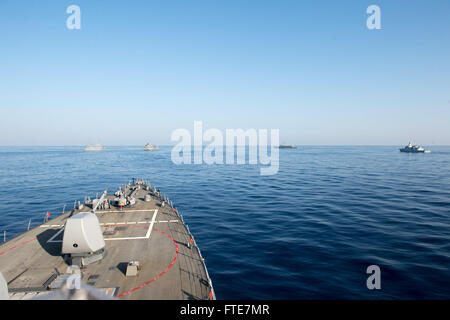 Mer Méditerranée (nov. 13, 2013) - De gauche à droite, les navires turcs TCG Giresun (F 491), TCG Akar (A-580), TCG Gelibolu (F 493) et TCG Heybeliada (F 511) tentative de bloquer la classe Arleigh Burke destroyer lance-missiles USS Stout (DDG 55) de passer à travers comme ils participent d'un exercice de manœuvre à grande vitesse. L'événement fait partie de l'exercice 2013 Dogu Akdeniz, hébergé par, commandant de la flotte turque d'appuyer les efforts d'interopérabilité. Stout, homeported à Norfolk, en Virginie, est sur un déploiement prévu des opérations de sécurité maritime et les efforts de coopération en matière de sécurité dans le théâtre dans l'U.S Banque D'Images