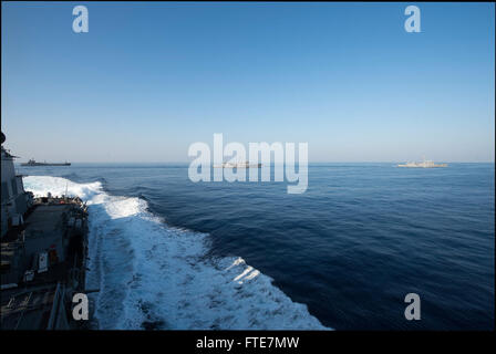 Mer Méditerranée (nov. 13, 2013) - De gauche à droite, les navires turcs TCG Akar (A-580), TCG Giresun (F 491), et TCG Gelibolu (F 493) déplacer derrière la classe Arleigh Burke destroyer lance-missiles USS Stout (DDG 55), car ils participent d'un exercice de manœuvre à grande vitesse. L'événement fait partie de l'exercice 2013 Dogu Akdeniz, hébergé par, commandant de la flotte turque d'appuyer les efforts d'interopérabilité. Stout, homeported à Norfolk, en Virginie, est sur un déploiement prévu des opérations de sécurité maritime et les efforts de coopération en matière de sécurité dans le théâtre aux États-Unis 6e secteur d'opérations de la flotte. (U.S. Photo b marine Banque D'Images