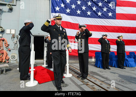La photographie capture une cérémonie de changement de commandement à bord de l'USS Monterey, où le capitaine Thomas Kiss a été relevé par le capitaine Richard Cheeseman. L'USS Monterey opère dans la zone de la 6e flotte américaine, se concentrant sur les opérations de sécurité maritime. Banque D'Images
