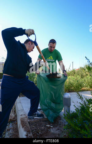 131120-N-QL471-072 : LIMASSOL, Chypre (nov. 20, 2013) - Maître de Manœuvre Seaman Apprentice Cody Smith, à gauche, et spécialiste des programmes religieux Daniel Seaman Tomaso, assigné à la cruiser lance-missiles USS Monterey (CG 61), participer à un projet de service communautaire à la Théotokos Foundation lors d'une escale à Limassol. Monterey est déployée à l'appui d'opérations de sécurité maritime et les efforts de coopération en matière de sécurité dans le théâtre américain dans la 6ème zone d'opérations de la flotte. (U.S. Photo par marine Spécialiste de la communication de masse de la classe 3ème Billy Ho/libérés) Banque D'Images