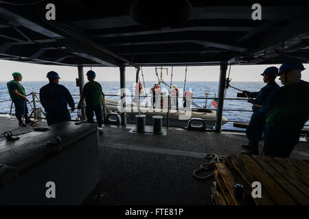 131123-N-QL471-056 : MÉDITERRANÉE (nov. 23, 2013) - Les marins à bord du croiseur lance-missiles USS Monterey (CG 61) abaisser un à coque rigide pour un transfert de passagers. Monterey est déployée à l'appui d'opérations de sécurité maritime et les efforts de coopération en matière de sécurité dans le théâtre américain dans la 6ème zone d'opérations de la flotte. (U.S. Photo par marine Spécialiste de la communication de masse de la classe 3ème Billy Ho/libérés) Banque D'Images