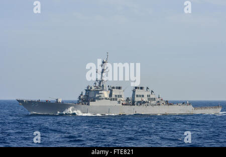 131123-N-QL471-591 : MÉDITERRANÉE (nov. 23, 2013) - lance-missiles le destroyer USS Stout (DDG 55) transits la Mer Méditerranée. Stout est déployée à l'appui d'opérations de sécurité maritime et les efforts de coopération en matière de sécurité dans le théâtre américain dans la 6ème zone d'opérations de la flotte. (U.S. Photo par marine Spécialiste de la communication de masse de la classe 3ème Billy Ho/libérés) Banque D'Images