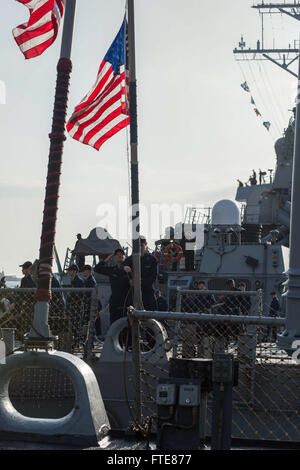 131202-N-VC236-026 La baie de Souda, la Grèce (31 déc. 2, 2013) - Les marins affectés à la classe Arleigh Burke destroyer lance-missiles USS Stout (DDG 55) Décaler les couleurs après mouillage dans la baie de Souda. Stout, homeported à Norfolk, en Virginie, est sur un déploiement prévu des opérations de sécurité maritime et les efforts de coopération en matière de sécurité dans le théâtre américain dans la 6ème zone d'opérations de la flotte. (U.S. Photo par marine Spécialiste de la communication de masse Jackie 3e classe) Parution/Hart Banque D'Images