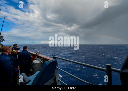 131205-N-QL471-237 MER MÉDITERRANÉE (déc. 5, 2013) - Les marins à bord du croiseur lance-missiles USS Monterey (CG 61) observer la Française Marine Nationale frégate anti-sous-marine Jean de Vienne (D 643). Monterey est déployée à l'appui d'opérations de sécurité maritime et les efforts de coopération en matière de sécurité dans le théâtre américain dans la 6ème zone d'opérations de la flotte. (U.S. Photo par marine Spécialiste de la communication de masse 2e classe Billy Ho/libérés) Banque D'Images