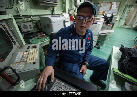 131205-N-VC236-012 La baie de Souda, la Grèce (31 déc. 5, 2013) - 2e classe Controlman Feu Justin Reeder analyse et suivi des données à bord de la classe Arleigh Burke destroyer lance-missiles USS Ramage (DDG 61) au cours de la préparation de s'écarter de la baie de Souda. Ramage est sur un déploiement prévu des opérations de sécurité maritime et les efforts de coopération en matière de sécurité dans le théâtre américain dans la 6ème zone d'opérations de la flotte. (U.S. Photo par marine Spécialiste de la communication de masse Jackie 3e classe) Parution/Hart Banque D'Images