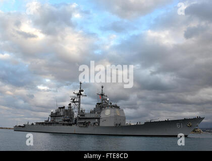 La baie de Souda, la Grèce (31 déc. 8, 2013) - Le croiseur lance-missiles USS Monterey (CG 61) arrive dans le port de Souda pour un service au port. Monterey, homeported à Norfolk, en Virginie, est déployé à l'appui d'opérations de sécurité maritime et les efforts de coopération en matière de sécurité dans le théâtre américain dans la zone de responsabilité de la sixième flotte. (U.S. Photo par marine Paul Farley/libérés) Banque D'Images