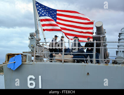 131208-N-MO201-104 La baie de Souda, la Grèce (31 déc. 8, 2013) - les opérations d'amarrage complète marins comme le croiseur lance-missiles USS Monterey (CG 61) arrive pour un service au port. Monterey, homeported à Norfolk, en Virginie, est déployé à l'appui d'opérations de sécurité maritime et les efforts de coopération en matière de sécurité dans le théâtre américain dans la zone de responsabilité de la sixième flotte. (U.S. Photo par marine Paul Farley/libérés) Banque D'Images