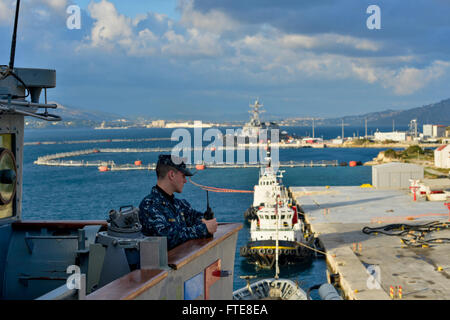 131210-N-QL471-135 : la baie de Souda, la Grèce (31 déc. 10, 2013) Michael Ensign Ragusa se regarder sur l'aileron de passerelle à bord du croiseur lance-missiles USS Monterey (CG 61) pendant que le navire est amarré dans la baie de Souda pour une visite du port. Monterey, homeported à Norfolk, en Virginie, est déployé à l'appui d'opérations de sécurité maritime et les efforts de coopération en matière de sécurité dans le théâtre américain dans la 6ème zone d'opérations de la flotte. (U.S. Photo par marine Spécialiste de la communication de masse 2e classe Billy Ho/libérés) Banque D'Images