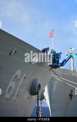 131210-N-QL471-174 : la baie de Souda, la Grèce (31 déc. 10, 2013) - effectuer les marins à bord de la préservation de superstructures visite-missile cruiser USS Monterey (CG 61) pendant que le navire est amarré dans la baie de Souda pour une visite du port. Monterey, homeported à Norfolk, en Virginie, est déployé à l'appui d'opérations de sécurité maritime et les efforts de coopération en matière de sécurité dans le théâtre américain dans la 6ème zone d'opérations de la flotte. (U.S. Photo par marine Spécialiste de la communication de masse 2e classe Billy Ho/libérés) Banque D'Images