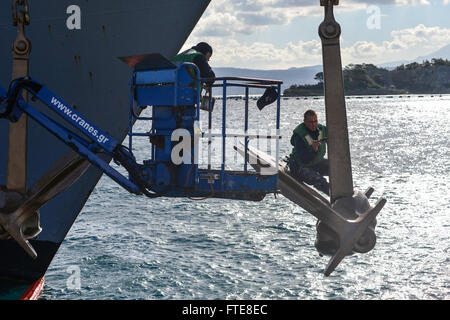 131210-N-QL471-216 : la baie de Souda, la Grèce (31 déc. 10, 2013) - Maître de Manœuvre Seaman Apprentice Cody Smith, droite, et Matelot Jonathan Keene effectuer sur la préservation de l'ancrage croiseur lance-missiles Monterey, homeported à Norfolk, en Virginie, est déployé à l'appui d'opérations de sécurité maritime et les efforts de coopération en matière de sécurité dans le théâtre américain dans la 6ème zone d'opérations de la flotte. (U.S. Photo par marine Spécialiste de la communication de masse 2e classe Billy Ho/libérés) Banque D'Images