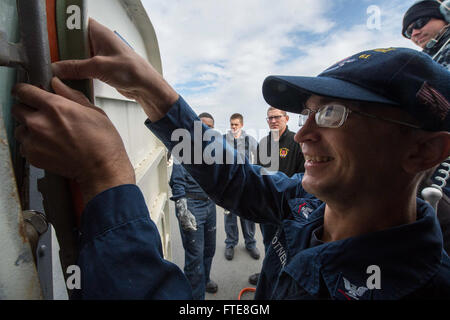 131212-N-VC236-012 MER MÉDITERRANÉE (déc. 12, 2013) - 3e classe Controlman Incendie Travis Plotner installe un joint sur une porte étanche à bord de la classe Arleigh Burke destroyer lance-missiles USS Ramage (DDG 61). Ramage est sur un déploiement prévu des opérations de sécurité maritime et les efforts de coopération en matière de sécurité dans le théâtre américain dans la 6ème zone d'opérations de la flotte. (U.S. Photo par marine Spécialiste de la communication de masse Jackie 3e classe) Parution/Hart Banque D'Images