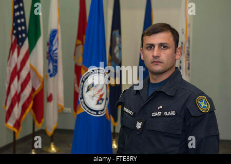 Le gardien de la côte géorgienne Giorgi Verishvili, premier maître, pose pour une photo à l'atelier de familiarisation au développement des sous-officiers du Partenariat Eurasia à Naples, en Italie. L'événement vise à renforcer la coopération militaire, en se concentrant sur la formation CPO 365 de l'US Navy pour les sous-officiers maritimes internationaux. Banque D'Images