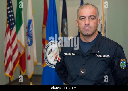 140910-N-OX801-007 NAPLES, ITALIE (10 septembre 2014) garde-côte géorgienne Master Chief Petty Officer Zurab Abuladze pose pour une photo de l'Eurasia Partnership atelier de familiarisation avec le développement des sous-officiers. L'atelier est une coopération militaire internationale de l'engagement qui se familiarise maritime nation partenaire sous-officiers de la marine américaine avec le PM 365. (U.S. Photo par marine Spécialiste de la communication de masse 3e classe Daniel Schumacher) Banque D'Images