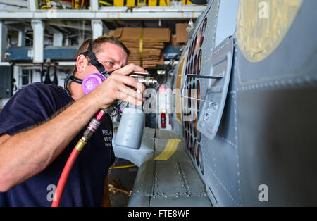 131229-N-QL471-033 OCÉAN ATLANTIQUE (déc. 29, 2013) l'Aviation Machiniste 4400 2e classe Jordanie Cramer, affecté à l'Escadron d'hélicoptères de vipères lumière anti-sous-marin (HSL), brosse un tableau 48 SH-60B Sea Hawk dans le hangar Bay à bord du croiseur lance-missiles USS Monterey (CG 61). Monterey est programmé pour retourner à son port d'attache à Norfolk après un déploiement de neuf mois aux États-Unis la 5ème et la 6ème flotte domaines de responsabilité. (U.S. Photo par marine Spécialiste de la communication de masse 2e classe Billy Ho/libérés) Banque D'Images