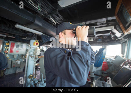 150126-N-TC720-141 MER MÉDITERRANÉE (janv. 26, 2015), l'étoile Nicolas DiVerde, de Madison, New York, est officier de quart à la passerelle sur le pont de l'USS Cole (DDG 67) 26 janvier 2015. Cole, une classe Arleigh Burke destroyer lance-missiles, homeported à Norfolk, mène des opérations navales dans la sixième flotte américaine zone d'opérations à l'appui de la sécurité nationale des États-Unis en Europe. (U.S. Photo par marine Spécialiste de la communication de masse Mat 3e classe Murch/libérés) Banque D'Images