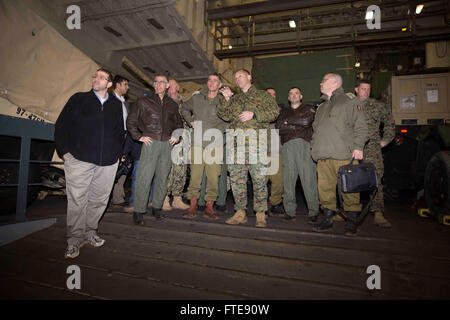 150104-M-YH418-035 MER MÉDITERRANÉE (janv. 4, 2015) Le Colonel Scott F. Benoît, 24e Marine Expeditionary Unit Commandant, Centre, décrit bien les opérations de pont à Daniel B. Shapiro, ambassadeur des États-Unis à Israël, à gauche, et les membres de la Force de défense d'Israël au cours d'une visite à bord de l'USS New York (LPD 21) Le 4 janvier 2015. New York, un San Antonio-classe de transport amphibie Navire dock, déployés dans le cadre de l'Iwo Jima Groupe Amphibie/24e Marine Expeditionary Unit, mène des opérations navales dans la sixième flotte américaine zone d'opérations à l'appui de la sécurité nationale des États-Unis en Europe. (U.S. Mar Banque D'Images