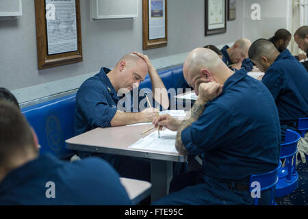 140114-N-UD469-023 : MÉDITERRANÉE (janv. 14, 2014) - Intérieur électricien en communications 1re classe Robert Thierry Chapeau, à gauche, à l'échelle de la Marine prend le premier maître de examen sur le gâchis ponts de la classe Arleigh Burke destroyer lance-missiles USS Stout (DDG 55). Stout, homeported à Norfolk, en Virginie, est sur un déploiement prévu des opérations de sécurité maritime et les efforts de coopération en matière de sécurité dans le théâtre aux États-Unis 6e secteur d'opérations de la flotte. (U.S. Photo par marine Spécialiste de la communication de masse 2e classe Amanda R. Gray/libérés) Banque D'Images