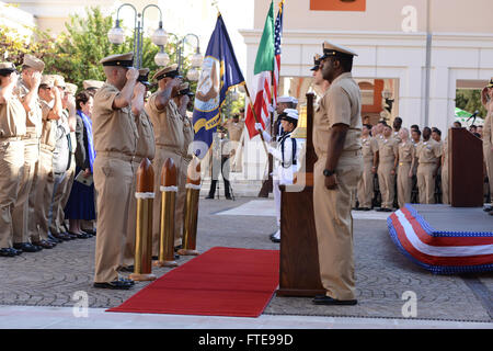 Dans cette photographie du 16 septembre 2014, l'équipe de gardes couleur de la 6e flotte présente les couleurs lors d'une cérémonie d'épinglage du chef du quartier général (CPO) à l'activité de soutien naval de Naples, en Italie. La cérémonie a reconnu 28 marins qui ont été promus au grade de CPO. Banque D'Images