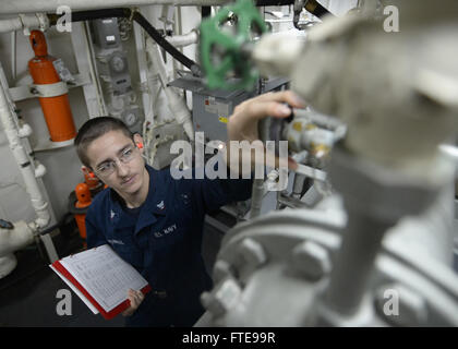 140124-N-CH661-015 MER MÉDITERRANÉE (janv. 24, 2013) - 3e classe Mécanicien James B. Powell vérifie le robinet de purge est fermé dans l'appareil réfrigérant à bord du destroyer lance-missiles USS Ramage (DDG 61). Ramage, homeported à Norfolk, en Virginie, est sur un déploiement prévu des opérations de sécurité maritime et les efforts de coopération en matière de sécurité dans le théâtre américain dans la 6ème zone d'opérations de la flotte. (U.S. Photo par marine Spécialiste de la communication de masse 2e classe Jared King/libérés) Inscrivez-vous à la conversation sur Twitter ( https://twitter.com/naveur navaf ) Suivez-nous sur Facebook ( https://www.facebook.com Banque D'Images