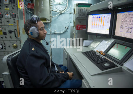 140127-N-UD469-212 MER MÉDITERRANÉE (janv. 27, 2014) - chef-électricien William Booker surveille les réservoirs de carburant dans la station centrale de contrôle à bord de la classe Arleigh Burke destroyer lance-missiles USS Stout (DDG 55). Stout, homeported à Norfolk, en Virginie, est sur un déploiement prévu des opérations de sécurité maritime et les efforts de coopération en matière de sécurité dans le théâtre aux États-Unis 6e secteur d'opérations de la flotte. (U.S. Photo par marine Spécialiste de la communication de masse 2e classe Amanda R. Gray/libérés) Inscrivez-vous à la conversation sur Twitter ( https://twitter.com/naveur navaf ) Suivez-nous sur Facebook ( https :// Banque D'Images