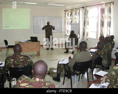 140131-N-ZZ999-001 NAIROBI, Kenya (janv. 31, 2014) - L'École de maintien de la paix humanitaire (HPSS) Instructeur, Cpl. Simon Ndungu, du Kenya, de la Force de défense résume sa lecture de matériaux de démolition. Des explosifs et Moblie (EODMU 8) soutient l'Action humanitaire contre les mines Programme de formation des formateurs dans l'ensemble de l'Afrique, hôte de la formation du personnel militaire et civil dans les NEM la gestion des stocks d'explosifs. (U.S. Photo de la Marine) Inscrivez-vous à la conversation sur Twitter ( https://twitter.com/naveur navaf ) Suivez-nous sur Facebook ( https://www.facebook.com/USNavalForcesEuropeAfrica ) et tout en y Banque D'Images