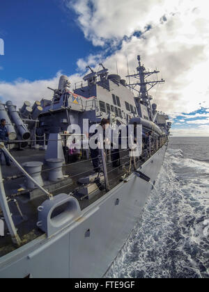 140204-N-UE577-1051 OCÉAN ATLANTIQUE (fév. 4, 2014) - Les Marins le scrub envol à bord de la classe Arleigh Burke destroyer lance-missiles USS Donald Cook (DDG 75) lors d'un lavage à l'eau douce du navire. Donald Cook est en cours en route vers Rota, comme le premier des quatre de la classe Arleigh Burke destroyers lance-missiles d'être stationné à Rota. (U.S. Photo par marine Spécialiste de la communication de masse 2e classe Andrew B. Church/libérés) Inscrivez-vous à la conversation sur  <a href ='https://twitter.com/naveur navaf' rel ='nofollow' >Twitter </a > Suivez-nous sur  <a href ='https://www.facebook.com/USNavalForcesEuropeAfrica' re Banque D'Images