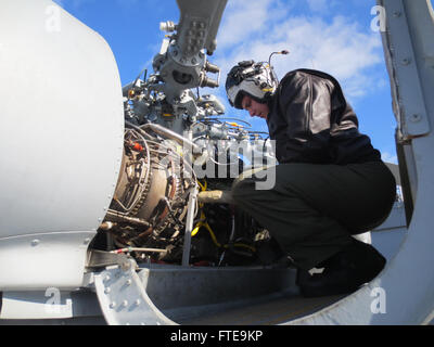 140206-N-Z411-002 MER NOIRE (Février 06, 2014) - L'opérateur des systèmes de guerre Aviation 2e classe Joshua Levesque effectue des vérifications de contrôle en amont sur un hélicoptère MH-60R Seahawk à bord de la frégate lance-missiles USS Taylor (FFG 50). Taylor, porté à Mayport accueil, FL., est déployé à l'appui de la coopération et de sécurité dans le théâtre des opérations de sécurité maritime dans la sixième flotte américaine zone de responsabilité. (U.S. Photo de la marine par le Lieutenant Grade Junior David Hancock/libérés) Inscrivez-vous à la conversation sur Twitter ( https://twitter.com/naveur navaf ) Suivez-nous sur Facebook ( https://www.facebook.com/USNavalForcesEuropeAfrica Banque D'Images