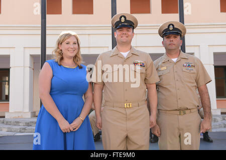 140916-N-OX801-149 NAPLES, ITALIE (septembre 1994). 16, 2014) Technicien en électronique en chef Brian Carnes pose avec Melissa Carnes et Chef Lalumandier au cours de l'Europe-Afrique U.S. Naval Forces/U.S. 6e premier maître de la flotte (CPO) pinning cérémonie à la base navale américaine, Naples. La cérémonie honorait 28 marins promu au rang de CPO, ayant leurs ancrages épinglées par les amis, la famille et leurs nouveaux collègues dans l'ordre désordre. (U.S. Photo par marine Spécialiste de la communication de masse 3e classe Daniel Schumacher/libérés) Banque D'Images