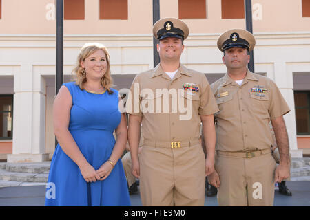 Cette photographie montre la cérémonie d'épinglage du chef du quartier général (CPO) à la base de la 6e flotte des forces navales américaines Europe-Afrique à Naples, en Italie. La cérémonie a honoré 28 marins promus au rang de CPO, avec leurs ancres épinglées par des amis, des membres de la famille et des pairs. Banque D'Images