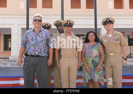 Cette photographie montre John Julian, corpsman en chef de l'hôpital, avec sa famille et ses commanditaires à la cérémonie d'épinglage des CPO des Forces navales américaines Europe-Afrique/6e flotte à Naples, en Italie. La cérémonie a honoré la promotion de 28 marins au rang de petit officier en chef. Banque D'Images