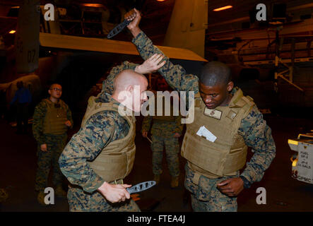 Le Cpl Joshua Allen pratique les techniques de la ceinture verte du Marine corps Martial Arts Program (MCMAP) à bord de l’USS *Bataan* (LHD 5) dans l’océan Atlantique. Le navire, qui fait partie du groupe de préparation amphibie, soutient la sécurité maritime et la réponse aux crises dans les zones d’opérations des 5e et 6e flottes de l’US Navy. Banque D'Images