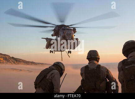 Les Marines américains de la 26e Marine Expeditionary Unit, stationnée à bord de l'USS Arlington (LPD 24), mènent un exercice d'entraînement à Praia Da Raposa, au Portugal. L'exercice comprend des opérations de levage externe avec un hélicoptère CH-53E Super Stallion du VMM-162, qui fait partie de Trident Juncture 15. Banque D'Images