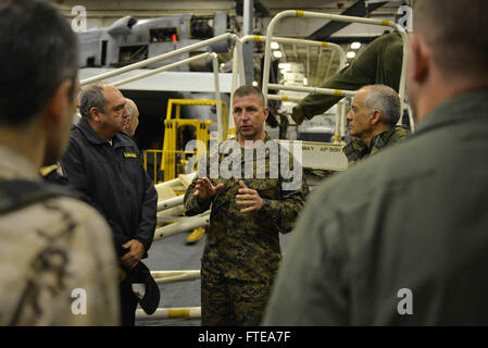 140223-N-HO612-085 OCÉAN ATLANTIQUE (fév. 23, 2014) -- Le Colonel William Dunn, Commandant, 22e Marine Expeditionary Unit présente la zone de militaires portugais et espagnol à bord de navire d'assaut amphibie USS Bataan (DG 5). Le Groupe d'intervention amphibie Bataan est déployé des opérations de sécurité maritime, offrant une capacité d'intervention de crise, l'augmentation de la coopération en matière de sécurité et de théâtre de l'avant une présence navale dans l'US Navy de la flotte de 5ème et 6ème zone de responsabilité. (U.S. Photo par marine Spécialiste de la communication de masse 3 classe Erik Foster/ libéré) Banque D'Images