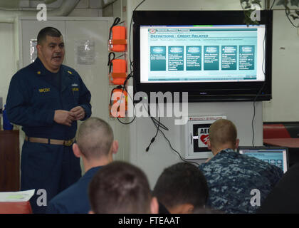 140225-N-CH661-151 MER MÉDITERRANÉE (fév. 25, 2014) - chef-électricien Gerardo Vincent, attribué à missiles de l'USS Ramage (DDG 61), organise une formation en gestion financière sur le gâchis de carter. Ramage, homeported à Norfolk, en Virginie, est sur un déploiement prévu des opérations de sécurité maritime et les efforts de coopération en matière de sécurité dans le théâtre américain dans la 6ème zone d'opérations de la flotte. (U.S. Photo par marine Spécialiste de la communication de masse 2e classe Jared King/libérés) Inscrivez-vous à la conversation sur Twitter ( https://twitter.com/naveur navaf ) Suivez-nous sur Facebook ( https://www.facebo Banque D'Images