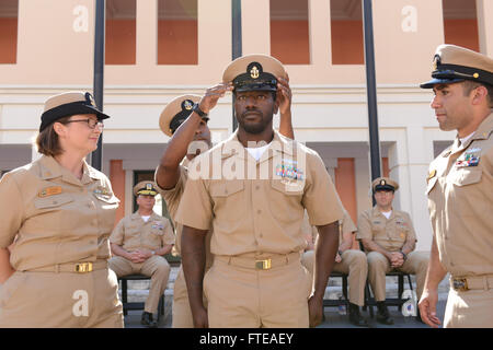 140916-N-OX801-355 NAPLES, ITALIE (septembre 1994). 16, 2014) Chef d'ancres attache Banques Technicien de systèmes d'information en chef Patrick Stanley au cours de l'Europe-Afrique U.S. Naval Forces/U.S. 6e premier maître de la flotte (CPO) pinning cérémonie à la base navale américaine, Naples. La cérémonie honorait 28 marins promu au rang de CPO, ayant leurs ancrages épinglées par les amis, la famille et leurs nouveaux collègues dans l'ordre désordre. (U.S. Photo par marine Spécialiste de la communication de masse 3e classe Daniel Schumacher/libérés) Banque D'Images