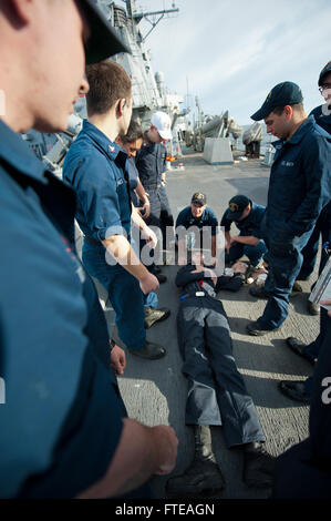 140228-N-RM757-033 MER MÉDITERRANÉE (fév. 28, 2014) - Les Marins fournissent de l'aide d'une simulation de blessé blessé lors d'un exercice d'urgence médicale à bord du destroyer lance-missiles USS Arleigh Burke (DDG 51). Arleigh Burke est sur un déploiement prévu à l'appui d'opérations de sécurité maritime et les efforts de coopération en matière de sécurité dans le théâtre aux États-Unis 5e et 6e de la zone de responsabilité de la flotte. (U.S. Photo par marine Spécialiste de la communication de masse 2e classe Carlos M. Vazquez II/libérés) Inscrivez-vous à la conversation sur Twitter ( https://twitter.com/naveur navaf ) Suivez-nous sur Facebook ( https://www.facebook.com/USNava Banque D'Images