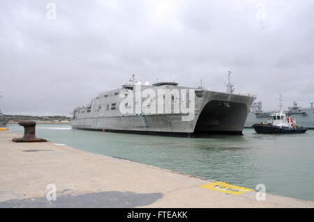 140301-N-B486-764 : ROTA, ESPAGNE (1 mars 2014) - Le transport maritime militaire conjointe commande bateau à grande vitesse l'USNS Lance (JHSV 1), tire sur la base navale de Rota, en Espagne dans le cadre de la finale du navire port méditerranéen visiter avant de se diriger vers les eaux au large de la côte ouest de l'Afrique. Lance est déployée sur l'AMÉRICAIN AFRICOM Commandement et domaines de responsabilité, l'engagement des États-Unis à l'appui de la présence et des partenariats dans ces régions. (U.S. Photo par marine Spécialiste de la communication de masse 3e catégorie de subvention/Wamack libéré) Banque D'Images