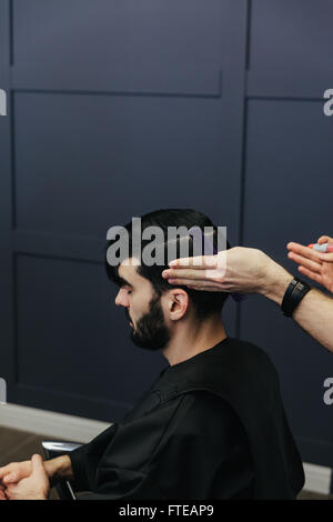 Salon de coiffure masculin et peigner les cheveux de rasage d'un client de sexe masculin Banque D'Images