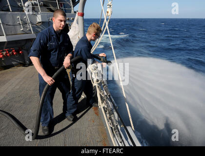 140304-N-CH661-032 MER MÉDITERRANÉE (4 mars 2014) - Dommage Controlman Fireman Hunter J. Sprague, droite, et dommages Controlman Fireman Domenic Sacco vérifier l'état de préparation opérationnelle d'une mousse formant un film enrouleur de tuyau sur le gaillard à bord du destroyer lance-missiles USS Ramage (DDG 61). Ramage, homeported à Norfolk, en Virginie, est sur un déploiement prévu des opérations de sécurité maritime et les efforts de coopération en matière de sécurité dans le théâtre américain dans la 6ème zone d'opérations de la flotte. (U.S. Photo par marine Spécialiste de la communication de masse 2e classe Jared King/libérés) Inscrivez-vous à la conversation sur Twitt Banque D'Images