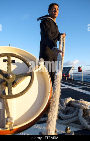 1400304-N-PJ969-033 MER MÉDITERRANÉE (04 mars 2014) Seaman Apprentice Omar Olivier, de New York, s'occupe à bord de la ligne croiseur lance-missiles USS mer des Philippines (CG 58) comme il maures au Pirée, Grèce, pour une liberté de quatre jours au port. Mer des Philippines est déployée dans le cadre de la George H. W. Groupe aéronaval du Bush à l'appui d'opérations de sécurité maritime, les efforts de coopération en matière de sécurité dans le théâtre et dans les missions à l'appui de l'opération Enduring Freedom dans le 5ème et la 6ème flotte domaines de responsabilité. (U.S. Photo par marine Spécialiste de la communication de masse Abe 3e classe McNatt/Releas Banque D'Images