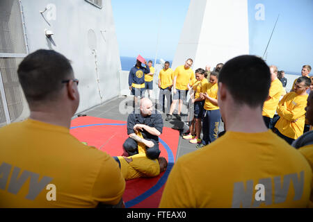 140304-N-BD629-037 MER MÉDITERRANÉE (mars 4, 2014) -- les marins d'écouter un exposé sur les mesures de sécurité et la démonstration de techniques appropriées avant d'être pulvérisées avec d'oléorésine au cours de la formation de protection de la force à bord du navire de transport amphibie USS Mesa Verde dock (LPD 19). Les marins de Mesa Verde et 22e MEU Marines sont déployées des opérations de sécurité maritime, offrant une capacité d'intervention de crise, l'augmentation de la coopération en matière de sécurité et de théâtre de l'avant une présence navale dans la 5ème et la 6ème flotte domaines de responsabilité. (U.S. Photo par marine Spécialiste de la communication de masse 2e Clas Banque D'Images