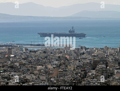 Le 4 mars 2014, l'USS *George H.W. Bush* (CVN 77) a ancré au large des côtes du Pirée, en Grèce, dans le cadre d'un déploiement prévu pour des opérations de sécurité maritime et de coopération en matière de sécurité sur le théâtre dans la zone de la 6e flotte américaine. Banque D'Images