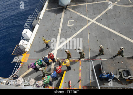 140306-N-BD629-072 MER MÉDITERRANÉE (mars 6, 2014) -- salut les marins, y compris plusieurs éminents visiteurs Brig. Gen. Hagi Topolansky, de l'Air Israélienne Chef de cabinet, et William Grant, chef de mission adjoint à Tel Aviv, Israël, comme l'atterrissage dans un MV-22 Osprey à bord du quai de transport amphibie USS Mesa Verde (LPD 19). Mesa Verde marins et soldats affectés à la 22e unité expéditionnaire de marines sont déployées des opérations de sécurité maritime, offrant une capacité d'intervention de crise, l'augmentation de la coopération en matière de sécurité et de théâtre de l'avant une présence navale dans le 5ème et 6ème Banque D'Images