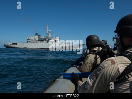 140306-N-SK590-338 OCÉAN ATLANTIQUE (6 mars 2014) - Les membres de la visite, un conseil, une équipe de recherche et de saisie affecté à la frégate lance-missiles USS Simpson (FFG 56) se préparer à monter à bord de la Marine royale marocaine frégate de classe Floréal Hassan II lors d'une note de l'exercice. L'exercice a eu lieu afin de promouvoir le partenariat entre les deux marines participantes et de renforcer la sécurité maritime et le théâtre dans la région. (U.S. Photo par marine Spécialiste de la communication de masse 2e classe Tim D. Godbee/libérés) Inscrivez-vous à la conversation sur Twitter ( https://twitter.com/naveur navaf ) Suivez-nous sur Facebook ( https :// Banque D'Images