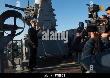 L'USS Simpson (FFG 56), une frégate de missiles guidés, est arrivé à Casablanca, au Maroc, pour une visite portuaire prévue. Le lieutenant John Bear a fait une visite du centre d'information de combat du navire, renforçant les partenariats maritimes américains. Banque D'Images