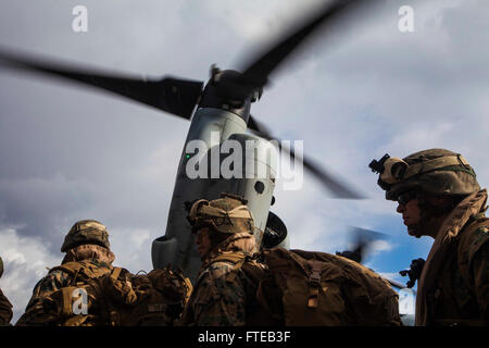 140307-M-HZ646-138 : USS BATAAN, en mer (7 mars 2014) - Les Marines américains et les marins avec l'Équipe de débarquement du bataillon 1er Bataillon, 6e Régiment de Marines, 22e Marine Expeditionary Unit (MEU), charger sur une MV-22 Osprey aircraft à bord du USS Bataan (DG 5) pour un exercice bilatéral avec l'armée grecque en Grèce, le 7 mars. En tant que membres de l'OTAN, les États-Unis et la Grèce conduisent régulièrement des exercices militaires réguliers pour renforcer les relations personnelles et professionnelles. Le MEU est déployé vers les États-Unis 6e zone d'opérations de la flotte avec le groupe amphibie Bataan comme un corps expéditionnaire basés en mer, de la réaction aux crises Banque D'Images