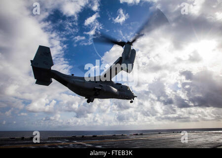 140307-M-HZ646-177 : USS BATAAN, en mer (7 mars 2014) - Une MV-22 Osprey avion décolle de l'USS Bataan (DG 5) pour transporter les Marines américains et les marins avec l'Équipe de débarquement du bataillon 1er Bataillon, 6e Régiment de Marines, 22e Marine Expeditionary Unit (MEU), à la Grèce pour un exercice bilatéral avec l'armée grecque, le 7 mars. En tant que membres de l'OTAN, les États-Unis et la Grèce conduisent régulièrement des exercices militaires réguliers pour renforcer les relations personnelles et professionnelles. Le MEU est déployé vers les États-Unis 6e zone d'opérations de la flotte avec le groupe amphibie Bataan comme un corps expéditionnaire basés en mer, le cris Banque D'Images