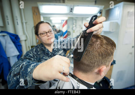 140307-N-RM757-172 Marseille, France (7 mars 2014) - matelot du navire militaire, Katelyn Hicks mic un marin dans les cheveux d'un des missiles de l'USS Arleigh Burke (DDG 51). Arleigh Burke est sur un déploiement prévu à l'appui d'opérations de sécurité maritime et les efforts de coopération en matière de sécurité dans le théâtre américain dans la 6ème zone d'opérations de la flotte. (U.S. Photo par marine Spécialiste de la communication de masse 2e classe Carlos M. Vazquez II/libérés) Inscrivez-vous à la conversation sur Twitter ( https://twitter.com/naveur navaf ) Suivez-nous sur Facebook ( https://www.facebook.com/USNavalForcesEuropeAfrica Banque D'Images