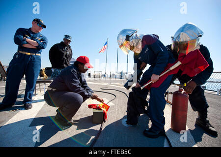 140307-N-RM757-282 Marseille, France (7 mars 2014) - Les Marins répondre à éteindre un incendie de l'avion simulé blessé lors d'un accident et de forage de récupération sur le pont de vol de missiles de l'USS Arleigh Burke (DDG 51). Arleigh Burke est sur un déploiement prévu à l'appui d'opérations de sécurité maritime et les efforts de coopération en matière de sécurité dans le théâtre américain dans la 6ème zone d'opérations de la flotte. (U.S. Photo par marine Spécialiste de la communication de masse 2e classe Carlos M. Vazquez II/libérés) Inscrivez-vous à la conversation sur Twitter ( https://twitter.com/naveur navaf ) Suivez-nous sur Facebook ( https://www. Banque D'Images